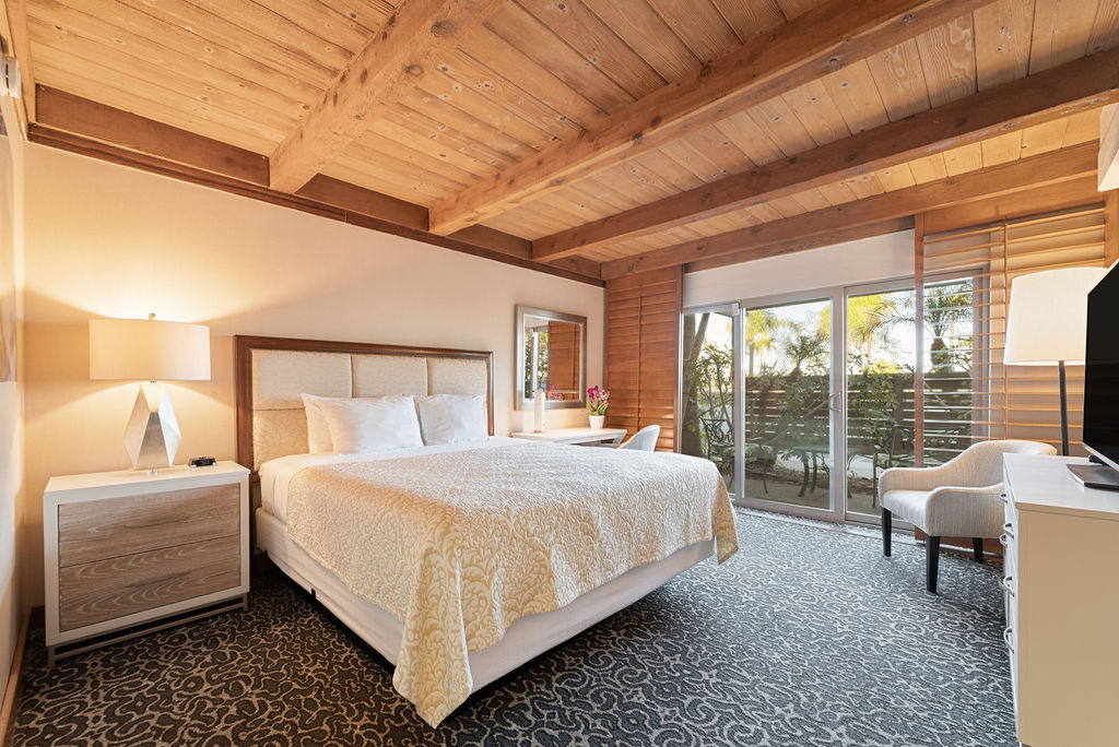 King bed guestroom