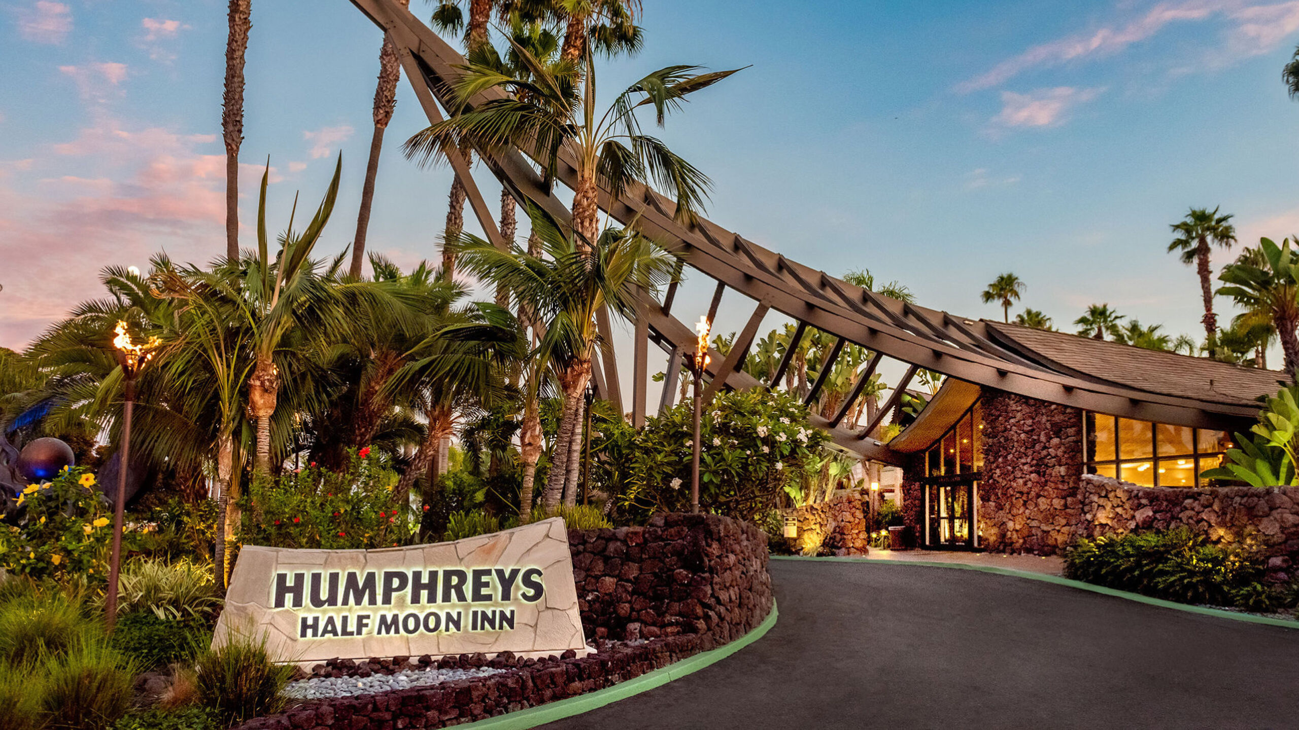 Entrance to Humphreys Half Moon Inn